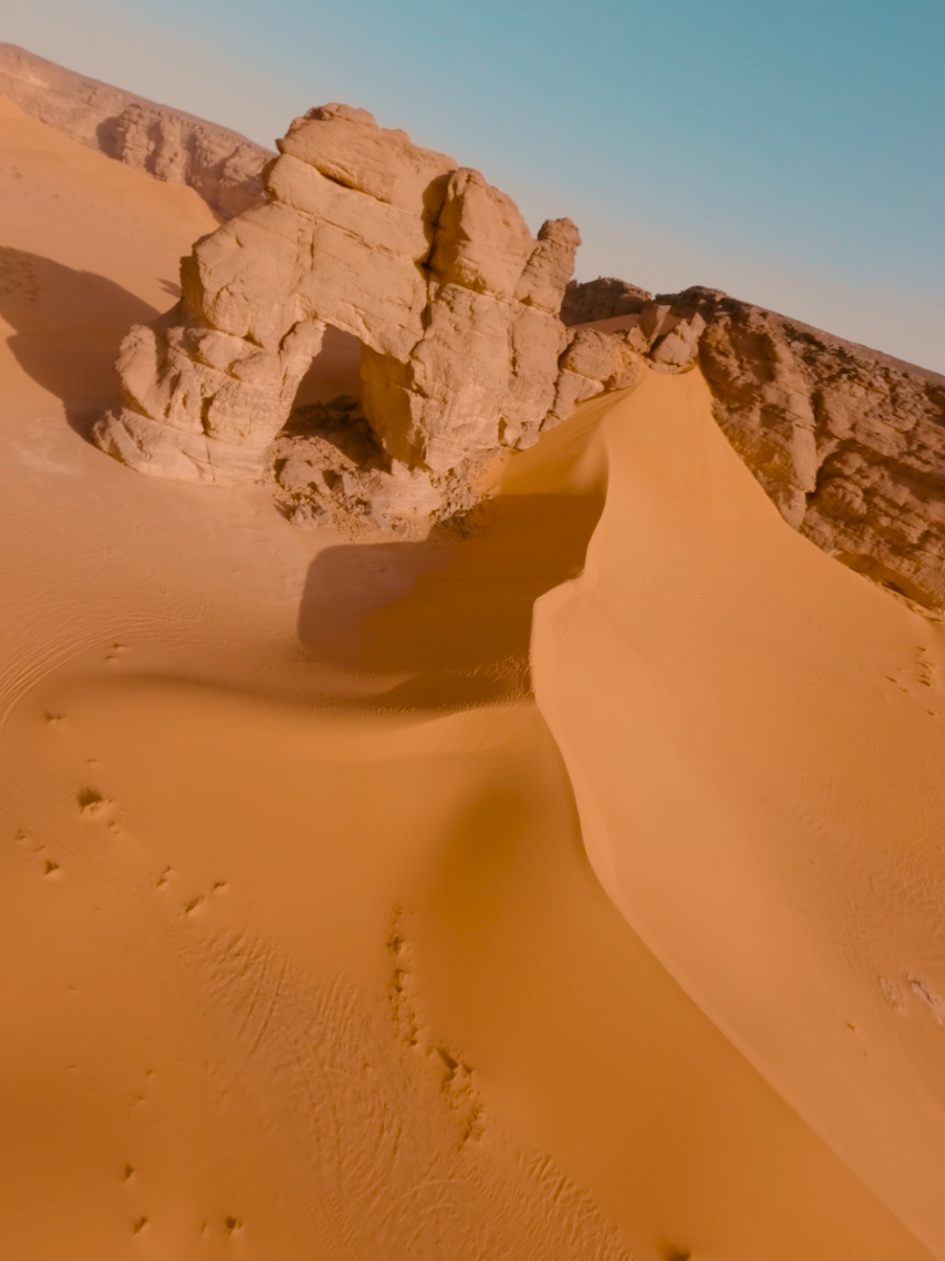 أكاكوس كانك لم تراها من قبل  قوس افازجار  #ليبيا🇱🇾 #libya🇱🇾 #_الحدود_الليبية_الجزائرية🇩🇿🇱🇾 #اكاكوس_جنوب_الليبي،😋🌏  #غات_ليبيا_العوينات_الجزائر_طرابلس  #طرابلس 