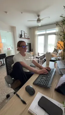 WFH VLOG as a consultant📈👩‍💼💻 lotssss of meetings make the day fly by!!!  #wfhvlog #9to5 #consulting #corporatelife #creatorsearchinsights 