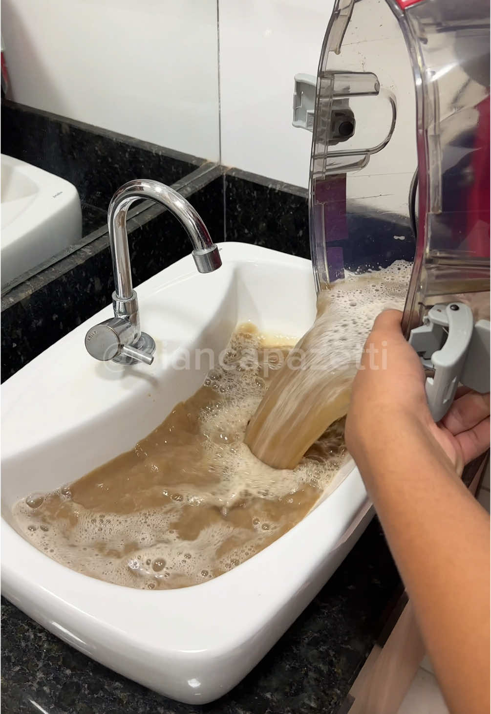 Testei a extratora Wap Spot Aqua Cleaner e AMEEIIIIII, além de extratora você também pode usar ela como aspirador de pó e líquidos sem contar a versatilidade de com apenas 1 produto conseguir usar em diversas funções diferentes!!!  O produto que usei na extratora foi o BPF  Link na minha BIO  ❤️ #extratora #limpezadesofá #donadecasa #faxina