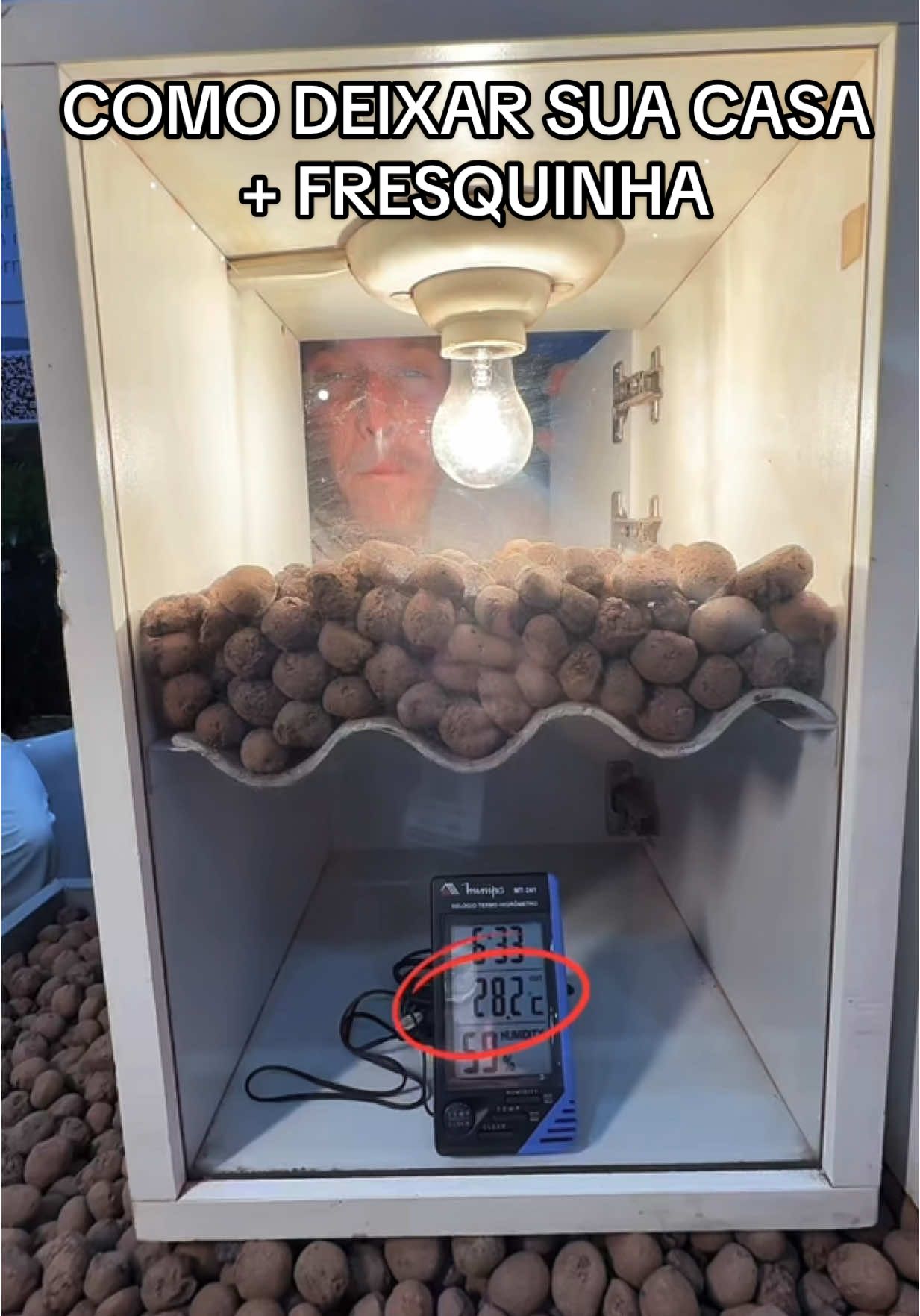 Essa bolinha mágica que pode reduzir em até 5°C a temperatura dentro da sua casa, melhorando (e muito!) o conforto térmico e ajudando a economizar até 40% no uso do ar-condicionado, se chama argila expandida. Aqui a gente usou argila expandida da Cinexpan  direto na laje — e vou te falar, sem ela, a gente não teria conseguido abrir mão do telhado e fazer um terraço, porque o sol aqui é forte demais e ia esquentar muito a casa. E se você tem telhado e ainda sofre com o calor, dá pra usar a argila expandida entre a laje e o telhado pra melhorar a sensação térmica também. Ela ainda serve como proteção mecânica pra impermeabilização, o que ajuda a aumentar a vida útil da laje, já que reduz a dilatação térmica. Pensar no conforto térmico da casa é cada vez mais essencial. Ah, e se você tiver dúvida, deixa aqui nos comentários que eu vou responder vocês. E me conta se você também sofre com altas temperaturas ou com casa quente, casa abafada aí. #obra #casamoderna #reforma #arquitetura #engenharia 