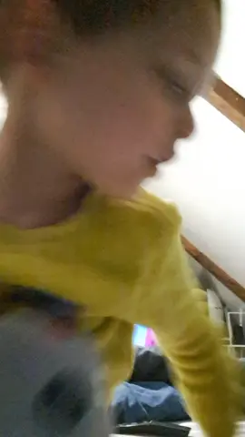 🎥 Mon p’tit clown en action 🤣 Il a trouvé la caméra de papa… et le show a commencé ! 😂 Rien que de la bonne humeur et des sourires 😍 #PourToi #fyp #funnybaby #momentmagique #papafier #kidsontiktok #viedepapa #cutekids #tiktokfrance