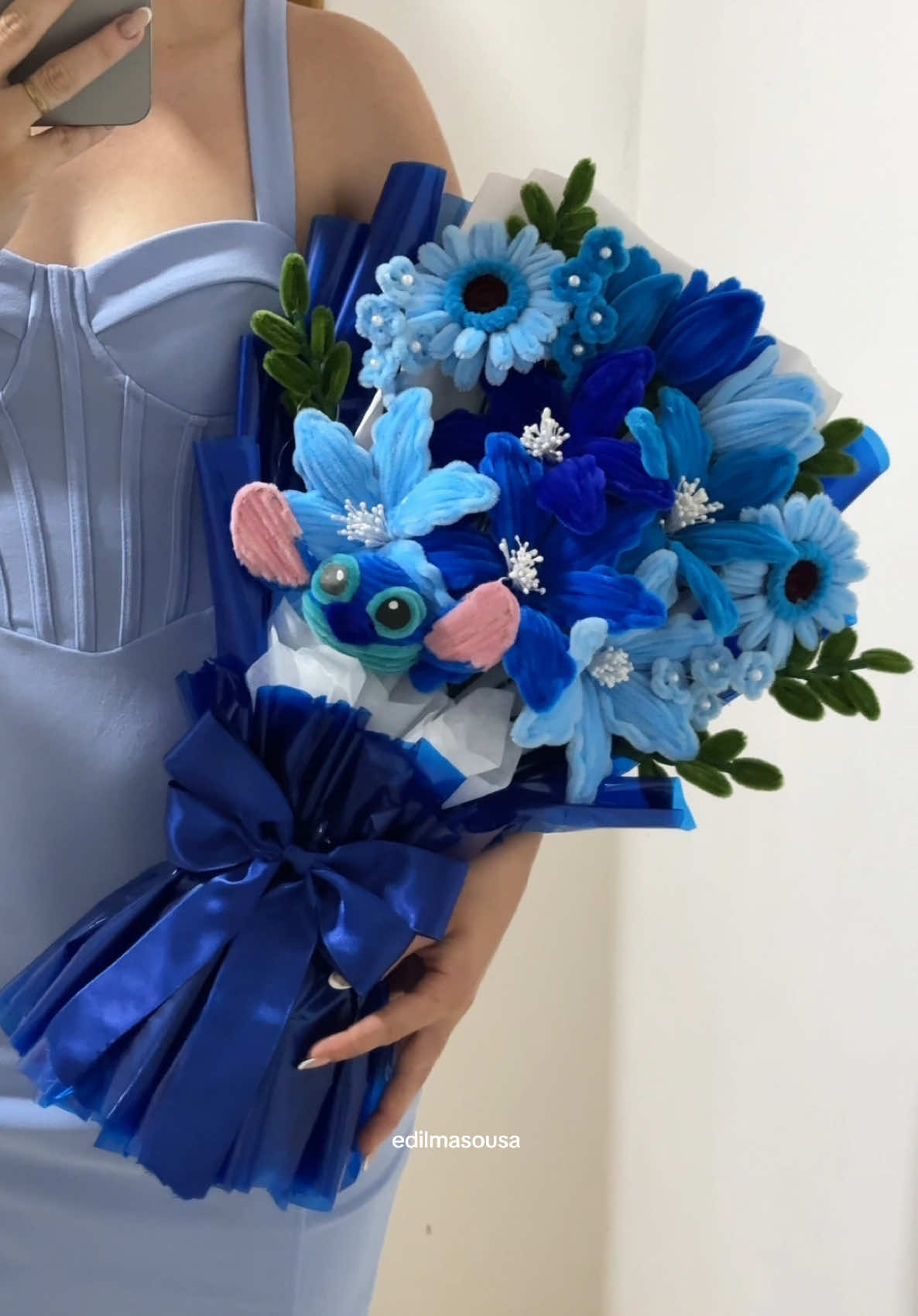 Um pouquinho do processo do buquê do stitch💙🤏🏻 #limpadordecachimbo #hastedechenille #buque #stitch 