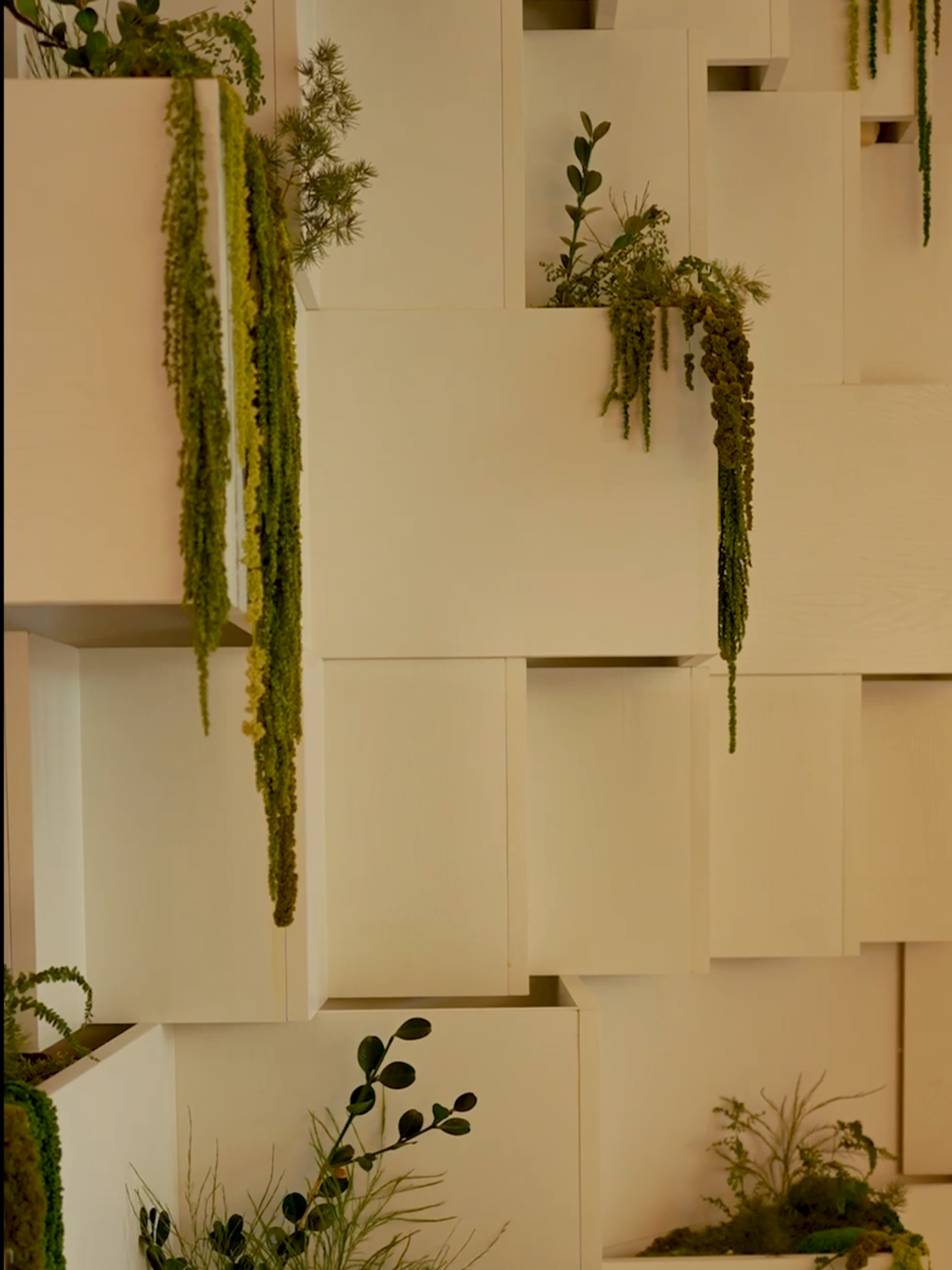 Hoy te contamos diferentes aplicaciones con melamina que van más allá de lo convencional: ✔ Gradas  ✔ Jardines verticales  ✔ Muebles auxiliares   ✔ Lámparas Síguenos y encuentra inspiración para tus diseños. #Pelíkano #InnovaciónQueInspira #DiseñoInterior #EspaciosQueInspiran #InnovaciónQueInspira