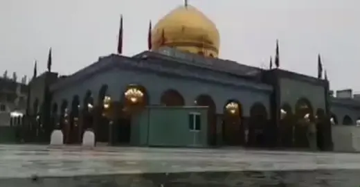 إن كانوا يظنّونَ أنَّ إنزالَ الراية سيُنسينا ثأرَنا… فهم واهمون! فثأرُنا لا يُنسى، بل يتجدَّدُ في كلِّ يوم، كما يتجدَّدُ الوجعُ في صدورِنا. ألم تسمعوا ما قالتْهُ سيدةُ الصبرِ والوقار أمامَ طاغيةِ عصرِها؟ قالتْها بثباتِ الجبال: “واللهِ لن تمحوا ذكرَنا” …فكيف يُمحى من خُطّتْ دماؤهُ في كربلاء؟ #لبيك_ياحسين #اللهم_عجل_لوليك_الفرج #محرم #شور_حتى_الظهور #للموت #ياعلي 