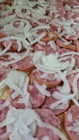 Receita de massa de pizza barata com somente 4 ingredientes: 1 kg de trigo 2 colheres de chá  de sal 4 colheres de Fermento tipo royal 4 colheres de sopa de óleo  600 ml de água Para pré assar levar ao forno 180 graus por 8 minutos; Para assar depende do seu recheio o meu deixei de 5 a 7 minutos! 🥓🧀🍕🌼🌻 #massa #receita #rotina #donadecasa #sitio #mg #vidanaroca 