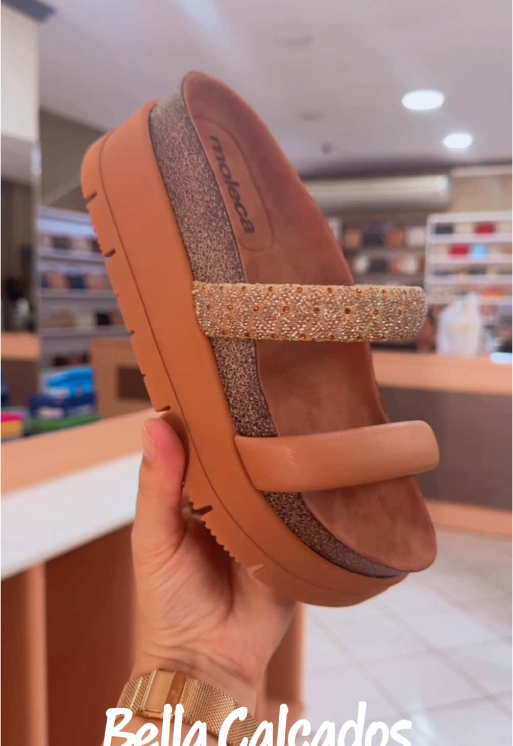 ✨👡 Olha só a novidade que chegou para arrasar nos looks: a nova Papete Brilho da Moleca Plataforma! 🌟 Conforto e estilo em um só par, perfeita para brilhar em qualquer ocasião. Quem mais já está desejando uma dessas? 😍💖 #Moleca #BrilhoNosPés #EstiloConfortável