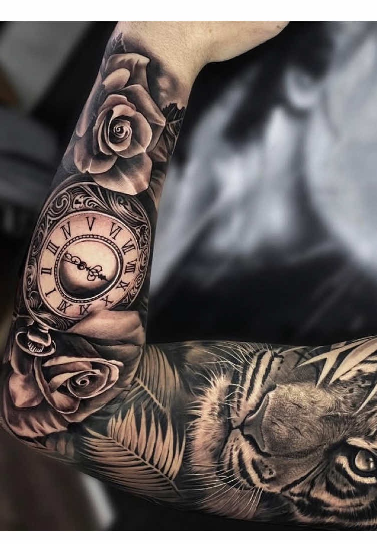 Tatuagem Clássica do Preto e Cinza - Relógio com Rosa #tattoo #tattooideas #ideiasdetattoo #tatuagem #timetotattoo #tattoolife #tattoosartist #tattooistoftiktok #tattooist 
