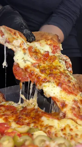 Nova no cardápio e já ganhou o coração dos amantes de pizza! 4 queijos com pepperoni… combinação que não tem erro! Já provou? #pizza #pizzalovers #FoodLover #novidadenocardapio #foodporn #pepperoni #4queijos #pizzatime #comida #sabordeverdade #viral #delicia #curitibafood #nilspizzaria #amopizza 