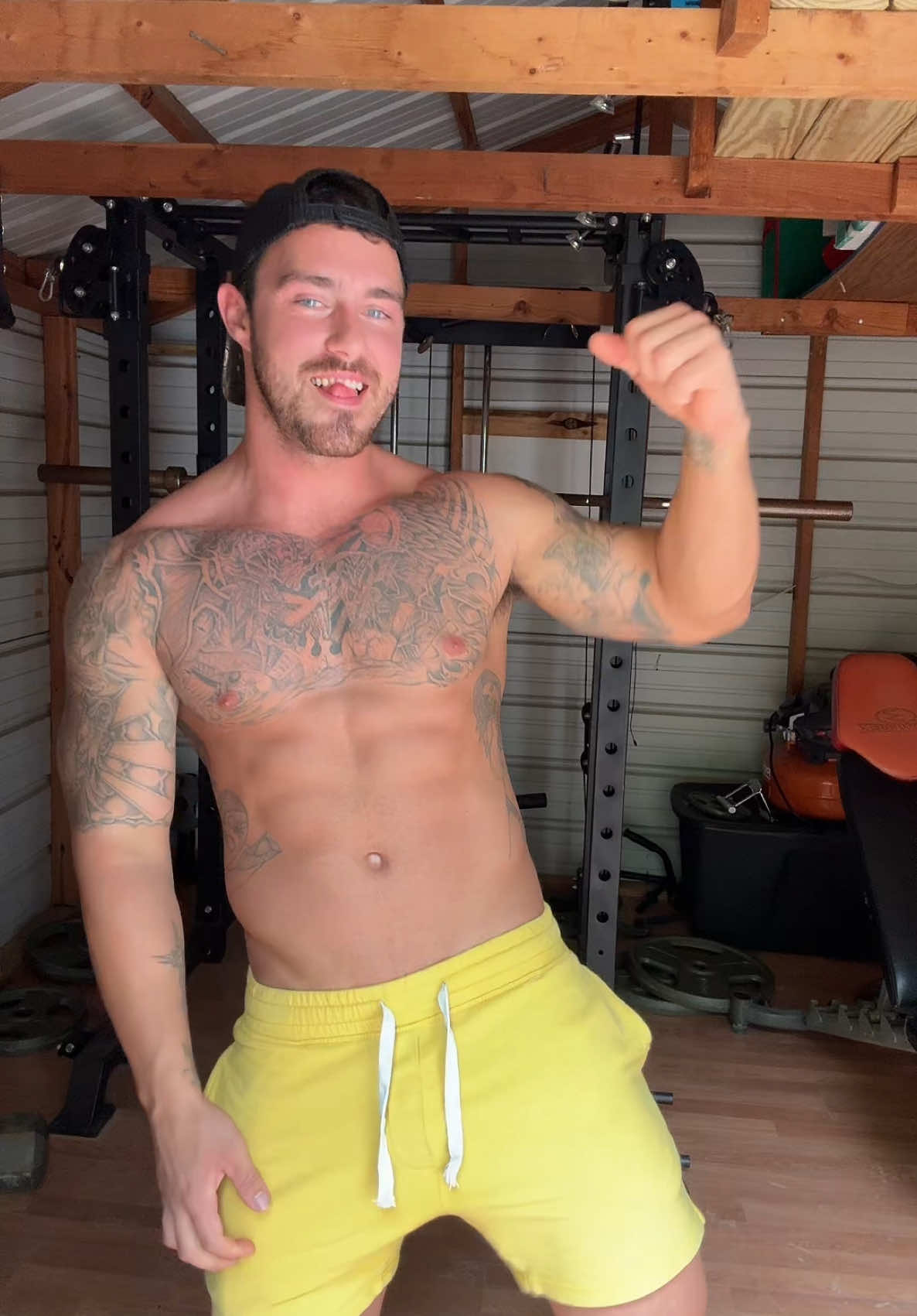 Post workout dance 😂 #homegym #Fitness #shredded #johnhenderson #hardwork 