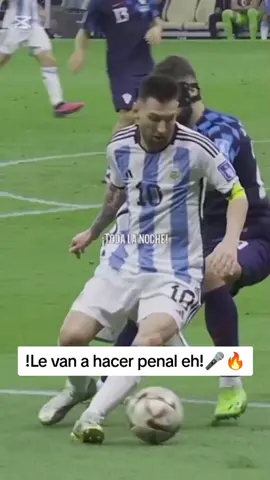 ¡Le van a hacer penal eh! Messi, 36 años, semifinal del mundo… Y ahí está: gambeteando al mejor defensor del torneo como si tuviera 23. Lo sacó a pasear, lo dejó en el piso y armó una jugada de otro planeta. Porque Leo no envejece… mejora. Con el relato de Mariano Closs, este gol es eternidad. El mejor de la historia, haciendo historia. #fyp #paratii  #paratiiiiiiiiiiiiiiiiiiiiiiiiiiiiiii #messi #goat🐐 #argentina #seleccionargentina #mundial2022 #qatar2022 #fútbol #narracion 
