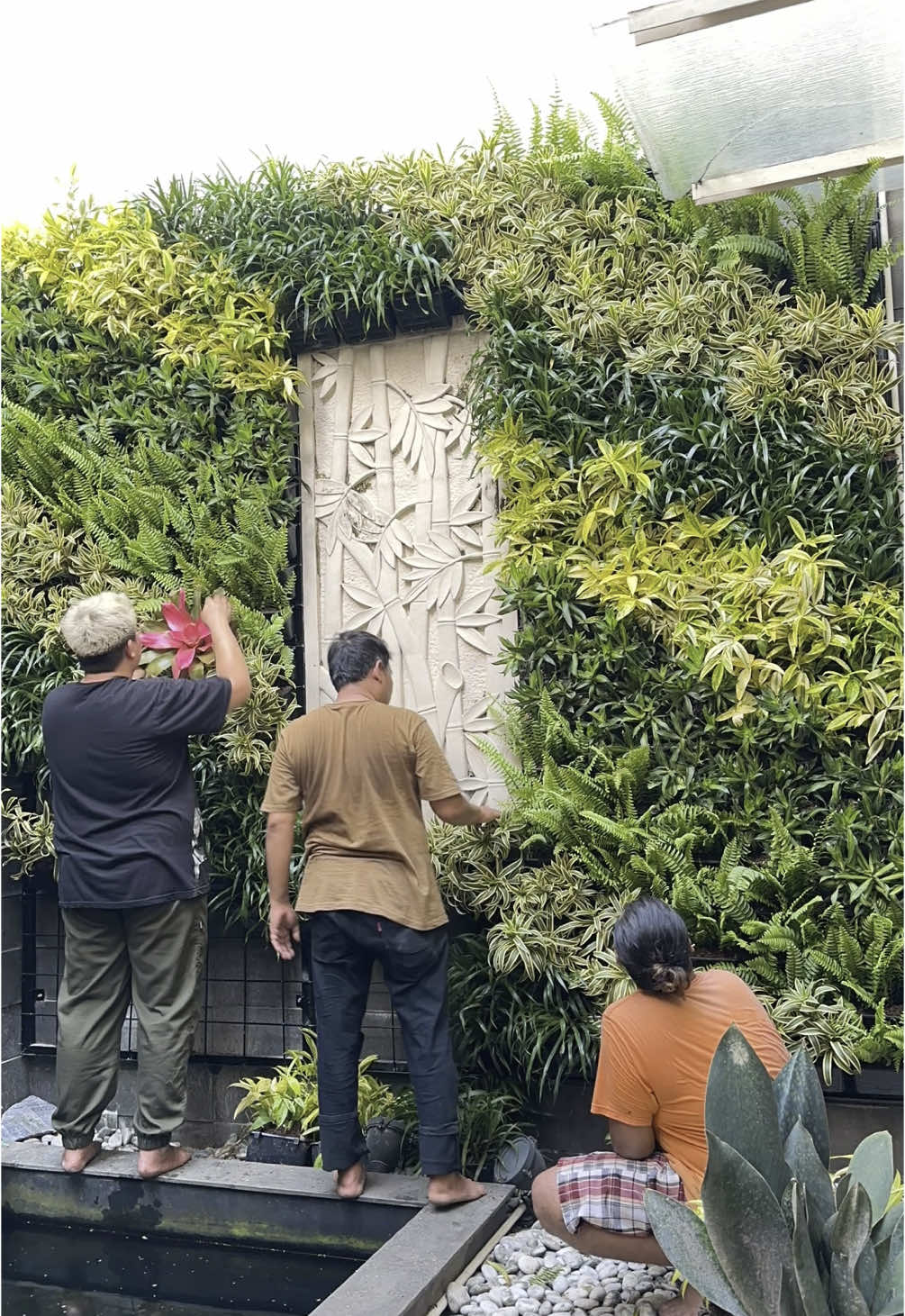 Vertical Garden / Taman Dinding / Greenwall  Project Kota Wisata Cibubur More Info or order, Link chat at bio #verticalgarden #livingwall #gardening #tamanminimalis #metamoreflora 