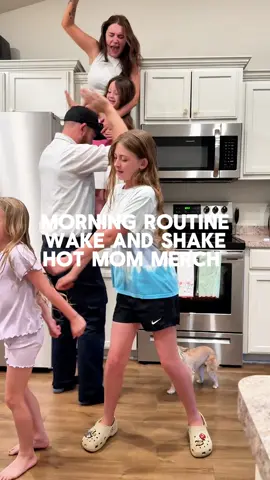 The wake and shake OG clocking in 🤭🤸🏻 #relatablemom #momof3 #morningvlog #honestmotherhood #survivingmotherhood #sahmmorningroutine 