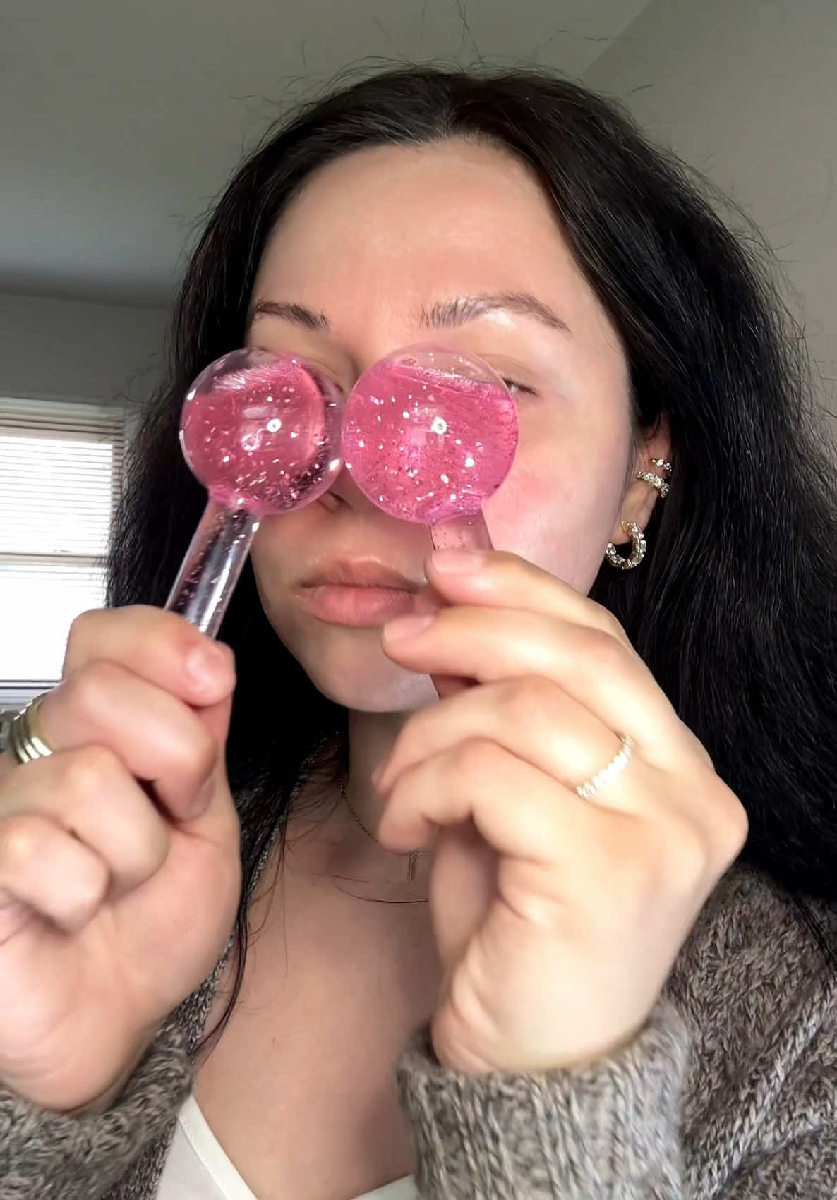 Glow-up in 3 minutes? YES please. Meet your new skincare BFFs: Blemish Care Eye & Wrinkle Patches to smooth + brighten Blemish Care Up Cream to hydrate + even tone And the secret weapon? Ice Globes for that glass skin finish. Vegan, gentle, and powered by Bulgarian Rose magic. #SkincareRoutine #GlowUp #VeganBeauty #SelfCareEssentials #RoseInfused #Hwahae #ISOI #BulgarianRoseOil #KoreanSkincare #GlassSkin #PRUnboxing @ISOI Global @ISOI @hwahae_official 