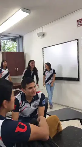 Meninas na escola aprontando. Cachorrinho de rua engraçado.