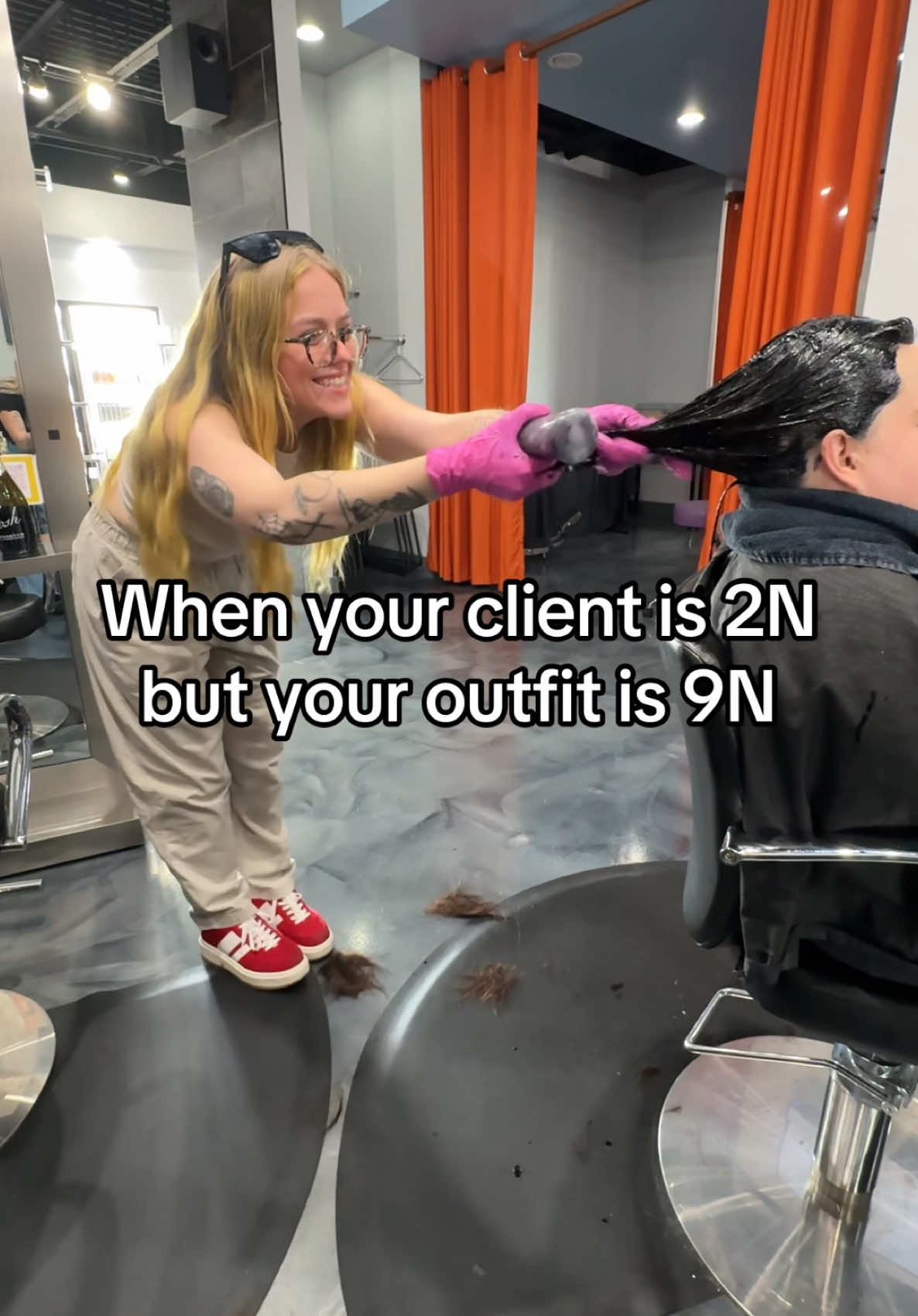 It’s hard out here for a cute fit girlie!  #hairstylist #hairstylistproblems #darkhair #hairstylistsoftiktok #salon 