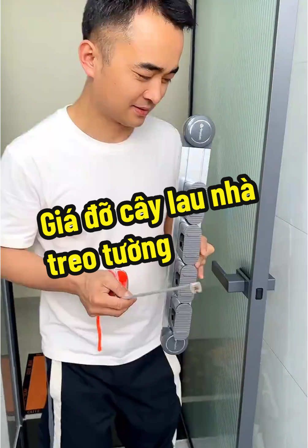 Giá đỡ cây lau nhà gắn tường thông minh #giadocaylaunha #giadocaylaunhatreotuong #dogiadungtienich #dogiadung #trending 
