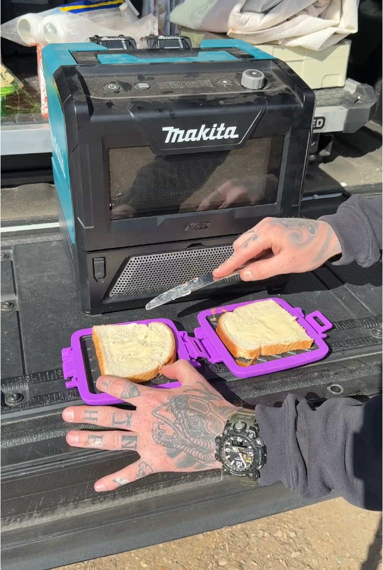 Some tailgate eats with the Makita 40v microwave • I’ve been messaged several times to try the Micro Grill in the Makita Microwave • Quick little grilled cheese that took 3 minutes, it actually wasn’t to bad @Makita Tools USA  . . . #tools #construction #makitapartner #makitatools #makitatool #cordlessmicrowave