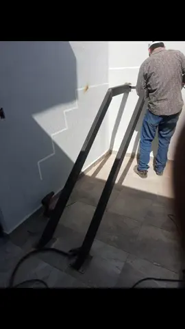 Escalera fabricada con placa perforada, y su barandal pasamanos tipo telarañas  #dsherreria #diseño #ideasenmetal #