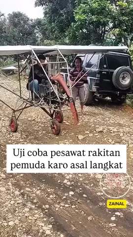 Masih uji coba... Pesawat rakitan karya pemuda Karo asal Langkat ini mulai diuji. Salut buat semangat dan kreativitas anak daerah! Kita tunggu terbang perdananya! Cr: karonews0