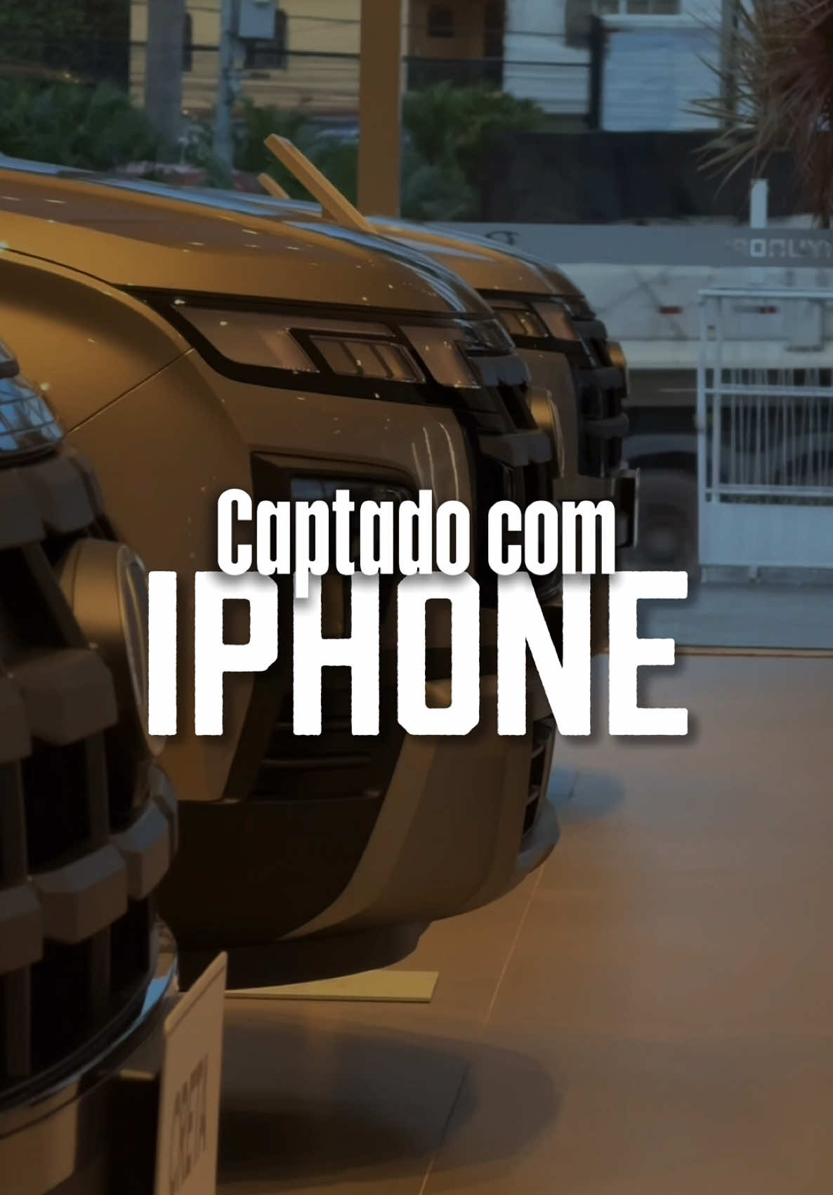 Passei o dia inteiro dentro do showroom da Hyundai captando detalhes que vendem. Entre cores, ângulos e movimento, o resultado ficou surreal. Assiste aí os takes e me diz: qual cena te chamou mais atenção? #videomaker #carros #showroom #hyundai #hb20 #creta #automotivo #carvideography #filmmakerbrasil #videosprofissionais #marketingautomotivo #captação #produçãoaudiovisual #videosquevendem #criatividadevisual #videomobile