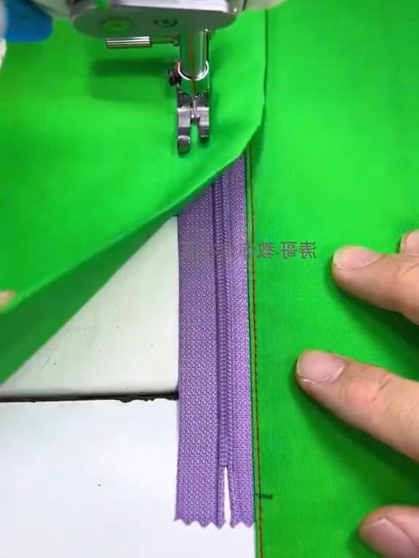 تقفيل السوسته بشكل احترافي للمبتدئين #فستان #viral #fyp #خياطة #تصميم #sewing #sewingtiktok #foryoupage #خياطه #أفكار_خياطة #