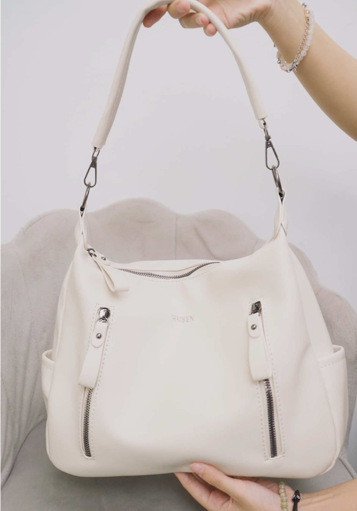 Travel light, carry a stylish bag 🎀 #Tas #Taswanita #Totebag #Husen 