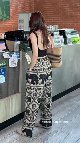 รู้ตัวอีกทีก็ติดกางเกงช้างไปแล้ววว มันใส่สบายอ่ะแก ยิ่งหน้าร้อนยิ่งหยิบมาใส่บ่อย 🥰  @SAN.STUDIO | แซนวิส  @SAN.STUDIO | แซนวิส  @SAN.STUDIO | แซนวิส  #แซนสตูดิโอ #กางเกงช้างขายาวผ้านิ่มใส่สบาย #กางเกงช้าง #กางเกงช้างขาปล่อย #กางเกงลายช้างฮิตในตอนนี้ #กางเกงช้างผ้านิ่มใส่สบาย #กางเกงช้างผ้าไหมญี่ปุ่น #กางเกงช้างขายาว 