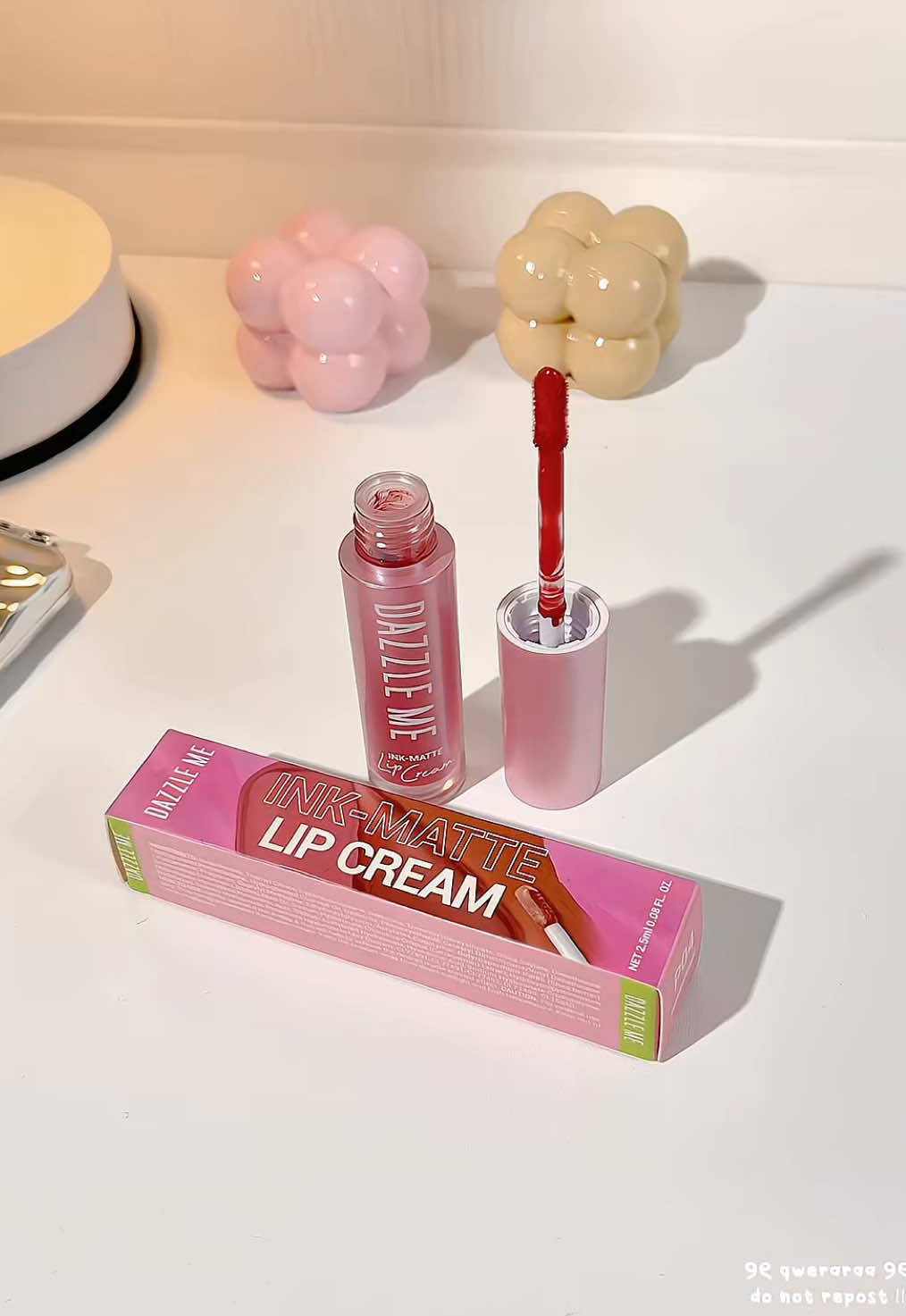 ombre perfect lowbudget vers. 💋 — suka bgt tesktur matte-nya gabikin kering dibibir + inner ombrenya pake lip tint finishnya jadi glossy gitu. my favorite shade ombre!💗 #ombrelips #lippies #lipmatte #liptint #lipgloss #lipproducts #bundling #makeup #dazzlemebeauty #berandatiktok #fypage #BeautyTok 