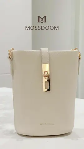 คำแนะนำขายดีประจำสัปดาห์นี้ | Elouise Bag ดีไซน์เรียบเท่ สะท้อนสไตล์อย่างลงตัว แมทช์ง่ายกับทุกลุค ไม่ว่าจะไปทำงาน เรียน หรือเที่ยวในวันหยุด ขนาดกะทัดรัด แต่จุของจำเป็นได้ครบ ตอบโจทย์ชีวิตประจำวัน ผลิตจากวัสดุกันน้ำ ทนทาน ใช้งานได้ทุกสภาพอากาศ สายสะพายกว้าง ช่วยลดแรงกดทับ สะพายนานแค่ไหนก็ไม่เมื่อย เล็กแต่ครบ สวยก็ได้ ใช้ก็ดี MOSSDOOM ให้คุณมีสไตล์ในทุกวันอย่างมั่นใจ#mossdoom #ถุง #กระเป๋าแฟชั่น #กระเป๋าสวย #รีวิวกระเป๋า #ราคาดีทุกวัน #แฟชั่น #คลาสแฟชั่น #กระเป๋าใส่เหรียญ