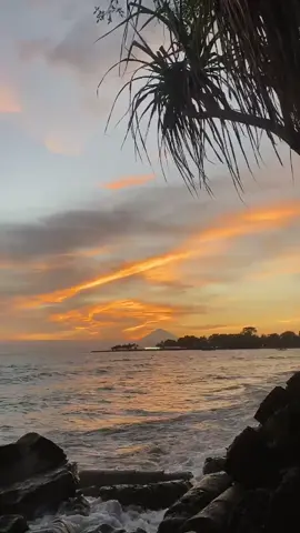 🧡🐳#fyp #sunsetbeach #foryou #fyp #fyppppppppppppppppppppppp #mataram #lombok 