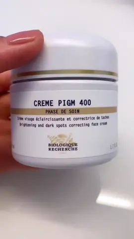 Kem gì mà bôi lên đẹp quá trời đẹp, lên da căng bóng như tráng gương mịn màng như phủ Ngọc trai, sáng bừng cả khuân mặt, nhất định phải thử 1 lần trong đời nha các chị 😀 Đó chính là em kem pigm400 nhà Br, best seller của hãng từ những năm 2019, 2020 và trước thềm tăng giá e xin được thông báo tới ce ai ưng kem này thì nhanh tay chốt ko là sắp tới sẽ phải mua zá cao hơn rất nhiều luôn, tin e đi dùng mê lắm luôn ạ. Xài kem này sẽ thấy da mình rất căng và bóng, vô cùng sáng, kiểu glow ấy, bắt sáng đẹp ơi là đẹp Vừa thấm nhanh, ban ngày dùng da không bị đổ dầu, điều tiết dầu rất tốt, căng bóng, bảo vệ da khỏi tác hại của mặt trời và ức chế nám, thích nhất là chất kem kiểu glow ngọc trai ấy, bề mặt da trông nịnh mắt vô cùng.   Nói chung là 10 đỉm ạ #pigm400creme 