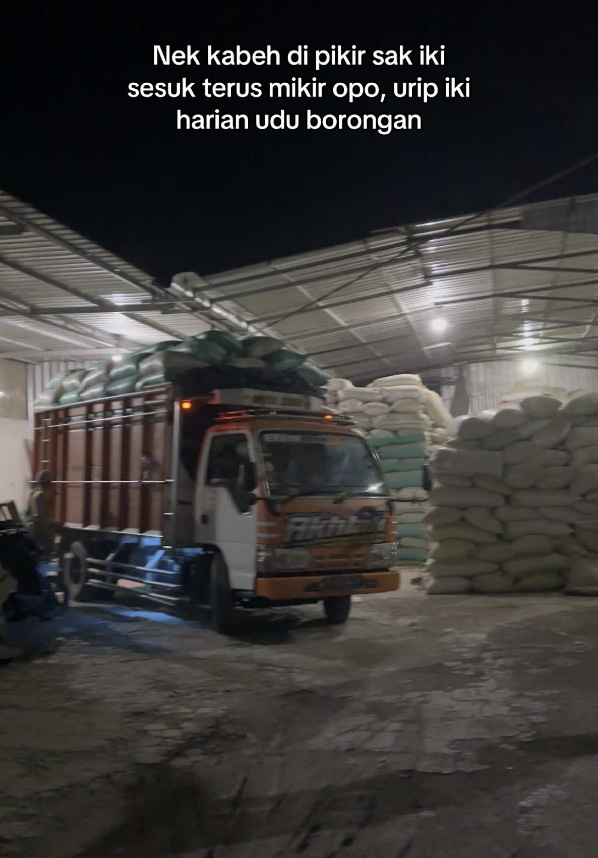 Sing tenan lekk kabeh enek wayae kalem2 penting tekan nggon 😁😁 #gabahbalap🌾 #berassuperpoles #berasmediumsuper #bosberas #pabrikberas #wongliyongertiopo 