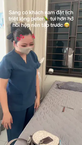 Kg biết cầm vậy có cao hay là thấp quá kg😁hay là 🦜 hấn tự đứng thẳng lên kg cần cầm ạ😁hồi hộp quá