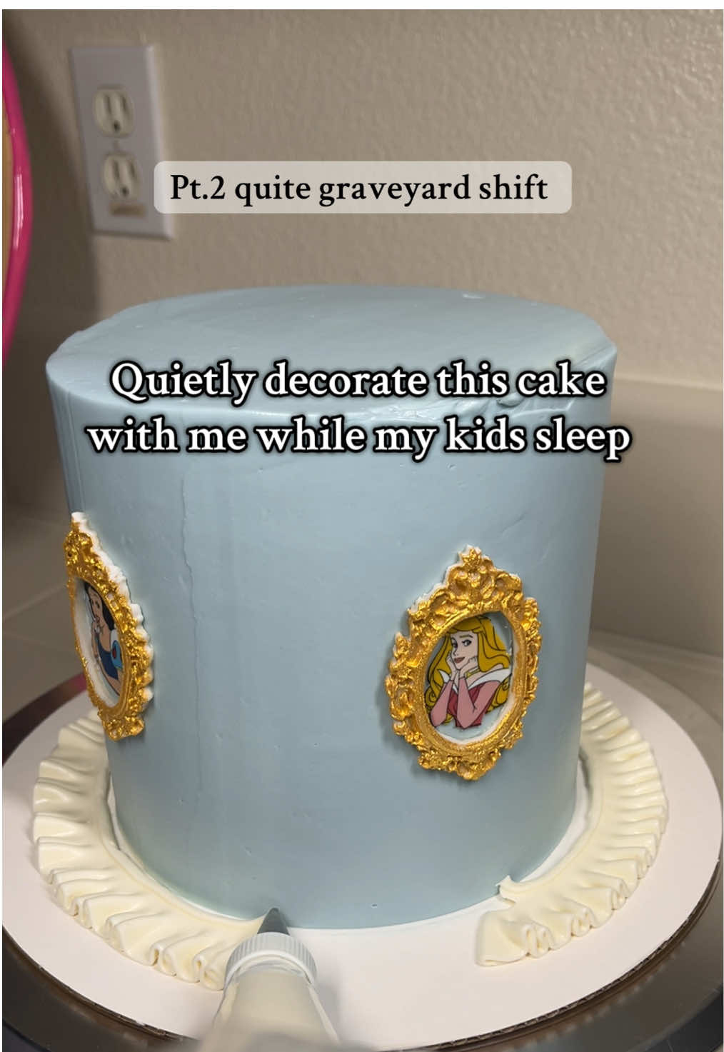 I need to clip a mic to my buttercream bag 😂 another graveyard shift 🩵✨ #cakedecorating #caketok #foodasmr  #cake #watchme #cakeart #bayareabaker #bayareacakes #birthday #watchmework #princess 