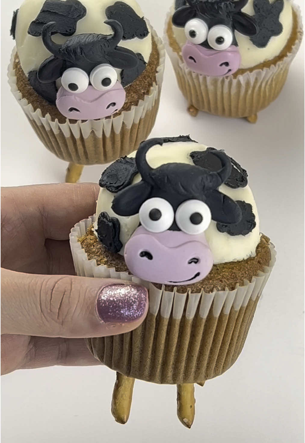 Otis the Cow Cupcake🐮 Straight from the Barnyard kitchen — Otis would totally approve of this goofy-sweet treat! 🧁🐾 ✨ How to make this cupcake: 🔄 Flip your #cupcake & poke 4 holes underneath 🥨 Cut #pretzel sticks in half & attach for legs 🍦 Scoop on vanilla #buttercream like a perfect cow puff ❄️ Chill it to set the fluff 🖤 Add black buttercream patches for that signature cow look 🎀 Add a fondant face + candy eyes (made with @satin.ice) For all the Otis fans & animal lovers — save this for your next bake day! 💕 💕 Love easy & fun treats? Follow for more! #cow #cowcupcakes #animalcupcakes #cupcakedecorating #chocolatecoveredpretzels #easydessert #fyp #viral_video_tiktok #supportsmallbusiness #ellybakehouse