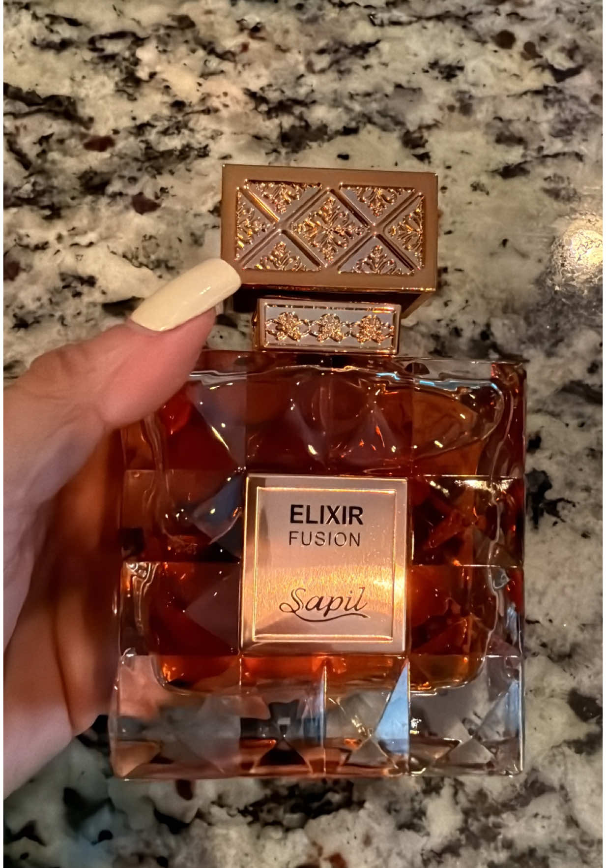 Discover your signature scent! Our unisex fragrance collection offers a range of unique scents for everyday moments and special occasions. From light and balanced to bold and daring, find the perfect fragrance that suits your style. @Sapil   #EverydayElegance  #sapil #sapilpartner#SpecialOccasions #FragranceLovers #mothersadygift 