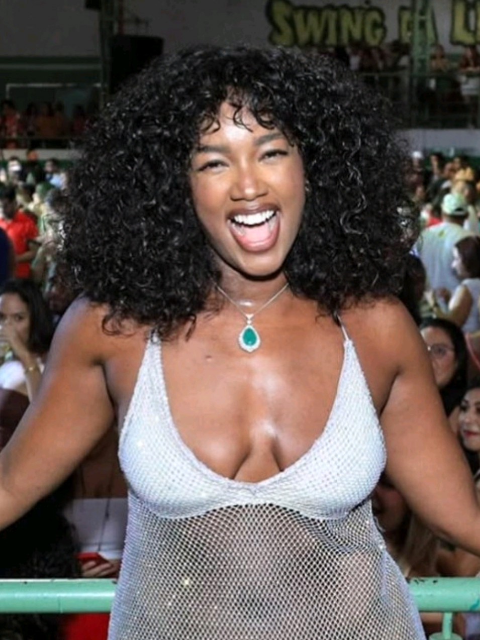 ◾ RAINHA PRESENTE 👑 | Iza cai no samba na feijoada da Imperatriz  Em sua segunda aparição, após anúncio de seu retorno ao posto de rainha de bateria, a cantora Iza esbanjou carisma, beleza e samba no pé, além de demonstrar estar à vontade na quadra da Rainha da Ramos.   .  #riosapucai #sapucai #riodejaneiro #carnaval #explorar