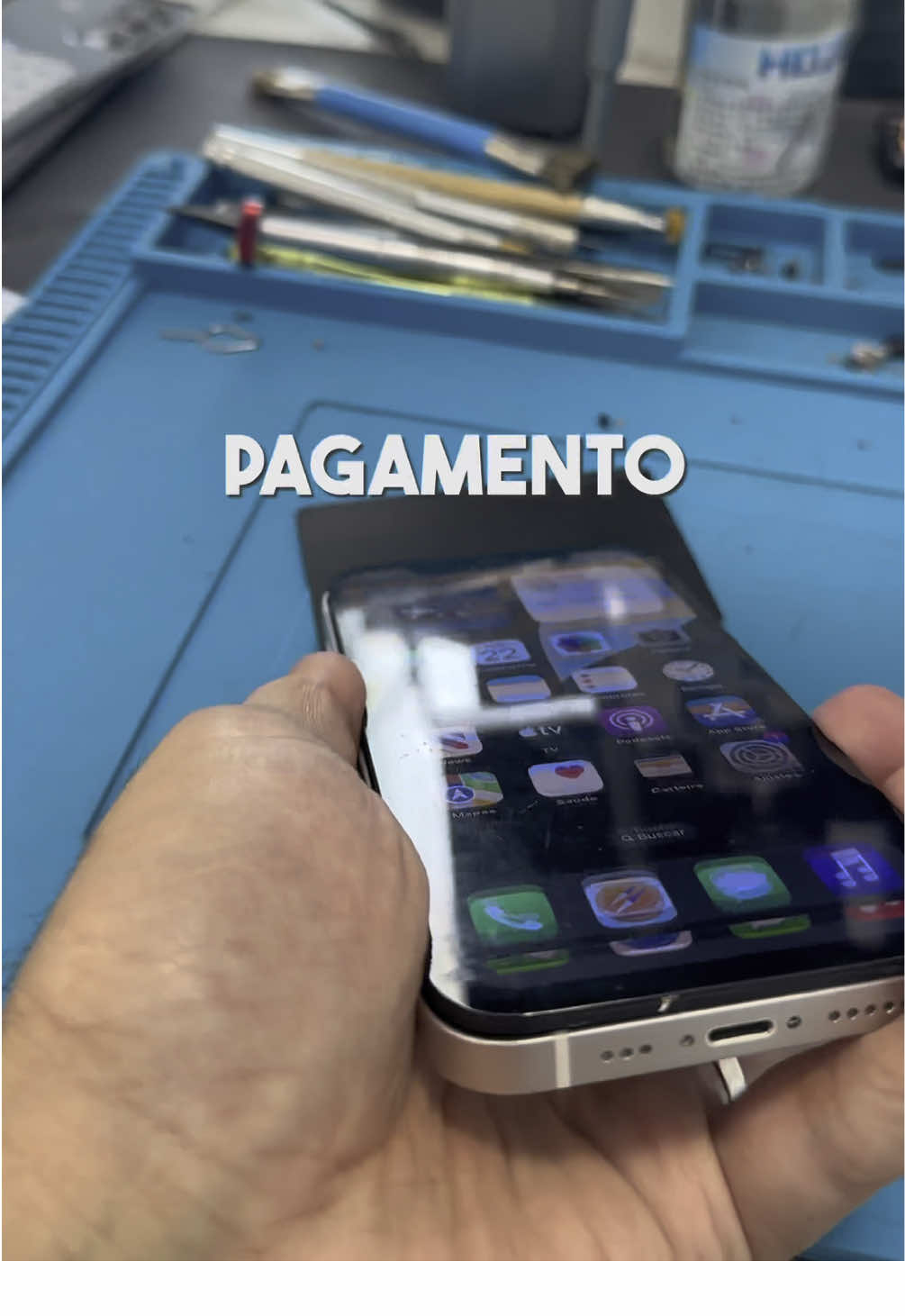 Como testar pagamento por aproximação seu iPhone? Eu mostro como você pode testar o seu equipamento de pagamento por cartão para verificar se o problema está no equipamento ou na máquina de cartão. Eu explico como acessar o aplicativo ‘Atalhos’, ir para a opção ‘Automação’, digitar ‘NFC’ e executar o teste de aproximação do cartão. Se o teste funcionar, ótimo, se não, pode ser um problema no equipamento ou na placa. Eu ofereço ajuda caso você tenha alguma dúvida e a possibilidade de enviar o equipamento para nós. #pagamento #maquininha #cartão #teste #equipamento #máquina #atalhos #automação #nfc #aproximação #dúvida #envio #gophoneunique #assistenciatecnica #assistenciatecnicavalinhos #valinhos #mayconid #reparodeiphone #appleirp #assistenciavalinhos 