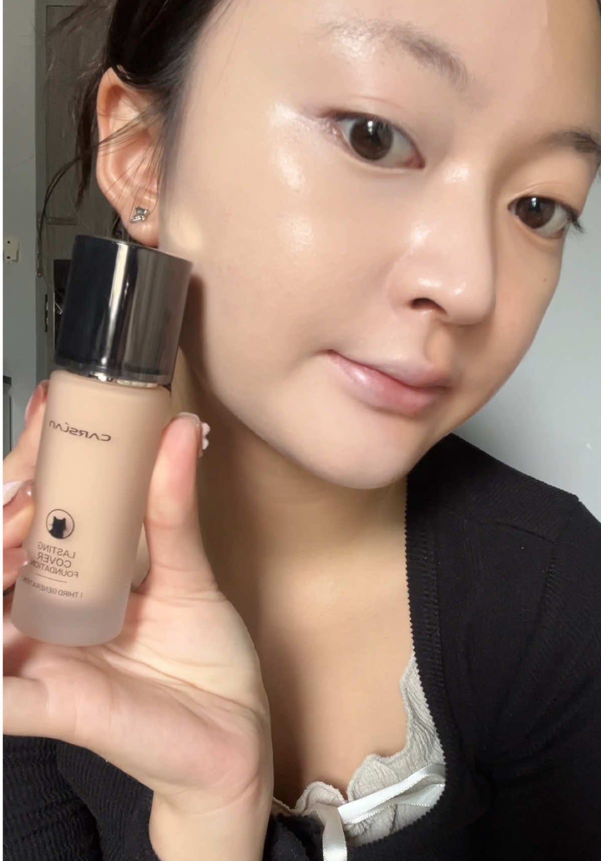 ฝาดำแมท vs ฝาชมพูหน้า glow ชอบบบบมาก แบรนด์นี้หน้าไม่หยือ #รีวิวรองพื้น #รองพื้น #carslan #ป้ายยา #fyp 