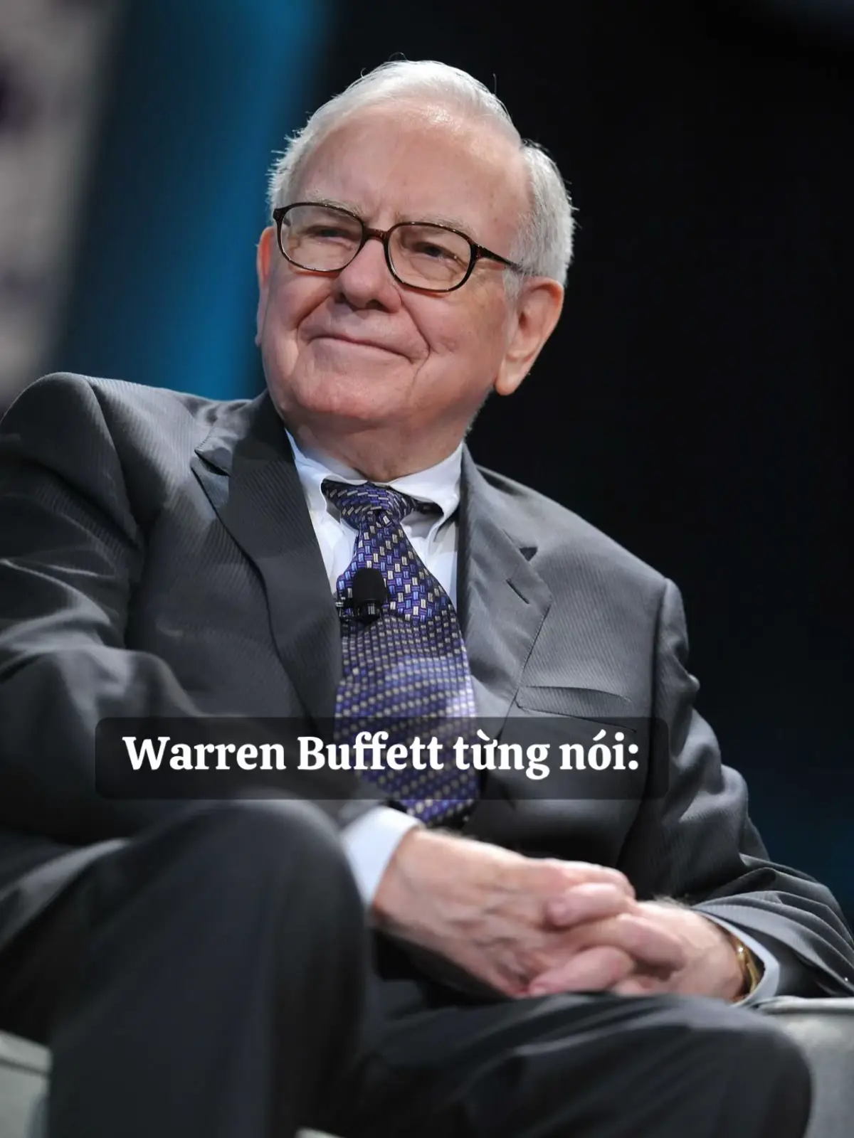 Warren Buffett từng nói: “Trí tuệ hoạt động như lãi suất kép. Nó tăng trưởng theo thời gian, nếu bạn kiên trì đầu tư vào nó mỗi ngày.” Câu đó không phải để truyền cảm hứng. Nó là chiến lược sống. Với Buffett, 80% thời gian mỗi ngày dành cho việc đọc – không phải để biết nhiều hơn người khác, mà để ra quyết định đúng hơn. Thói quen của ông rất “nhỏ”: 	•	Đọc sâu 	•	Nghĩ trước khi nói 	•	Tập thể dục để giữ đầu óc minh mẫn 	•	Tránh xa đám đông và đám đông suy nghĩ Còn chúng ta? 	•	Mở điện thoại ngay khi thức dậy 	•	Đặt mục tiêu to, nhưng nản lòng sau vài ngày không thấy kết quả 	•	Luôn kiếm cái mới, mà quên rằng thành công đến từ việc làm tốt cái cũ… liên tục Vì chúng ta bị ám ảnh bởi tốc độ. Muốn đổi đời nhanh, mà không chịu lặp đi lặp lại những thứ khiến mình tốt hơn một chút mỗi ngày. Bạn không cần trở nên “siêu năng suất” ngay. Chỉ cần: 	•	10 phút đọc 	•	15 phút vận động 	•	1 giờ không bị phân tâm Lặp lại nó một tuần, một tháng, một năm… và bạn sẽ thấy mình cách xa những người chỉ ngồi đó đợi “động lực”. Đầu tư vào tri thức giống như lãi suất kép – không thấy ngay, nhưng một khi tăng trưởng, sẽ không thể dừng lại. Và giàu có – không chỉ là tiền – mà là tự do chọn cách bạn sống.#phattrienbanthan #tuduygiauco #tuduythanhcong #sucmanhthoiquen #thaydoibanthan #docsachmoingay 