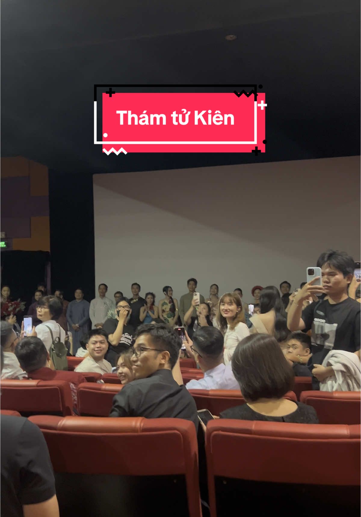 Coi phim Thám Tử Kiên xong khán giả không ai chịu về, đứng hò hét vỗ tay gần 10 phút. Phim tốt nhất đó giờ của đạo diễn Victor Vũ #thamtukien 