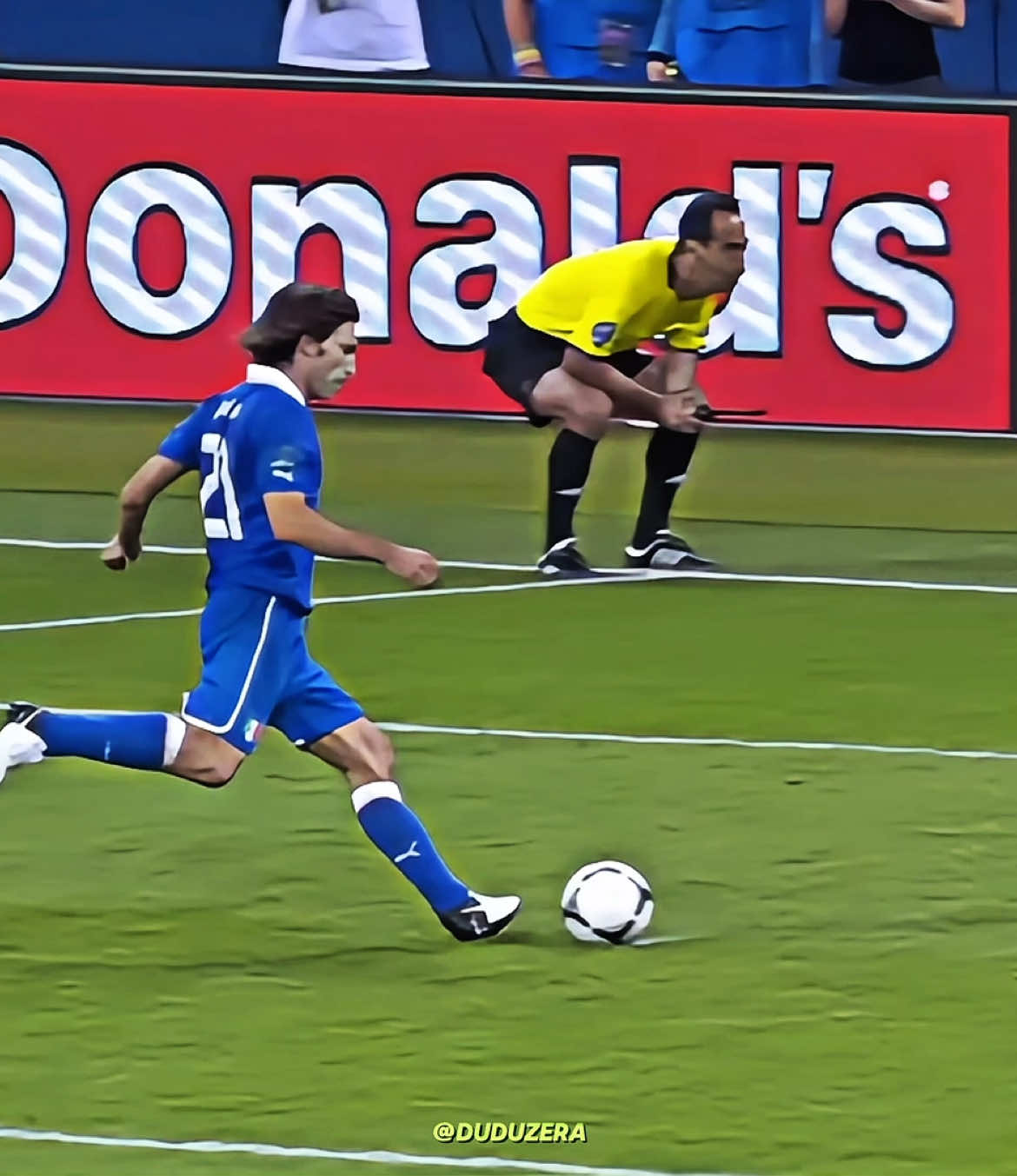 Para fazer uma cavadinha, é preciso ter sangue frio, poucos têm a frieza e a precisão para executá-la com perfeição. #panenka #pirlo #footballtiktok 