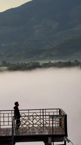 Jangan lupa bersyukur walau dlam kekurangan apapun😇#CapCut #fypシ #minangsad #sadsong #sadvibes #bukittinggikotawisata #bukittinggi  @mbul_1gd @David Iztambul 