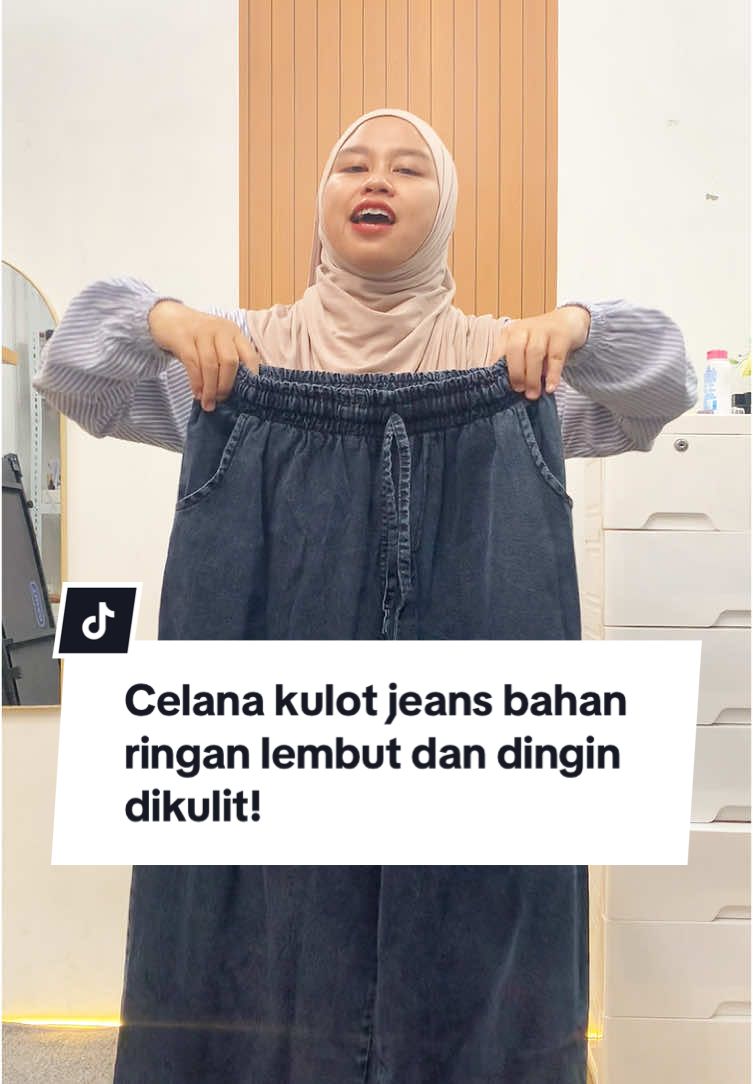 Kalian yang cari celana jeans nyaman, wajib sih CO celana kulot jeans ini, serius dipakenya enak banget! Dijamin pake seharian gak akan sesak sih! #celanajeanspinggangkaret #celanajeanswanita #kulotjeanswanita #baggyjeanswanita #celanajeansjumbo #celanajeansbigsize #jeanswanita #celanasemijeans #celanajeanspremium 