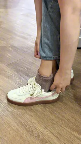 แจกพิกัด🎉👟 PUMA Puma Club II Era 👟 สี Alpine snow - Rose ❄️🥀 SALE ‼️ 🛒สาขาที่เข้าร่วม🛒 • PUMA STORE CENTRAL PATTAYA • PUMA STORE CENTRAL CHISNGRSI • CONTINEW STORE MARKET VILLAGE HUA HIN • CONTINEW STORE TERMINAL 21 ASOK • CONTINEW STORE LITTLE WALK PATTAYA • 4F & CONTINEW STORE TERMINAL 21 PATTAYA •4F MBK ชั้น G (At First) ✨ลด 10%✨ ‼️*แอบกระซิบว่าของเหลือน้อยมากๆ*🤫 แนะนำให้เช็คทางบ้านเขียวก่อนหรือสั่งซื้อออนไลน์ได้ที่ 💚 : @continewthailand (มี @) 💙 : continewthailand   #puma #pumathailand #พูม่า #pumaclubera #Continewthailand #ContinewTH 