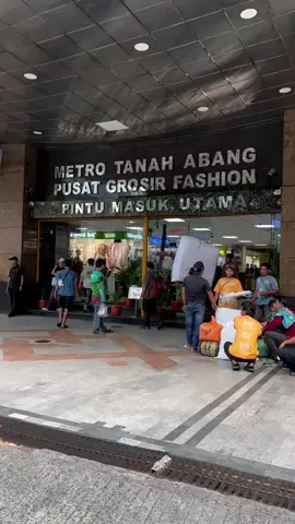 “Pasca Lebaran, aktivitas di Pasar Tanah Abang mulai kembali normal. Beberapa pedagang sudah membuka lapak, meski suasana masih belum seramai menjelang Idulfitri. Pengunjung mulai berdatangan, menandakan roda ekonomi mulai bergerak kembali.” #TanahAbang #PascaLebaran #InfoPasar #JakartaUpdate #PasarTanahAbang 