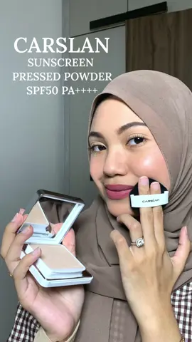 bedak ‘touch up’ yang bukan biasa-biasa. Sekali sapu, terus cun + terlindung dari cahaya UV! #CarslanMalaysia #BedakAdaSPF #TouchUpOnPoint #carslancosmetics #carslansunscreenpowder 