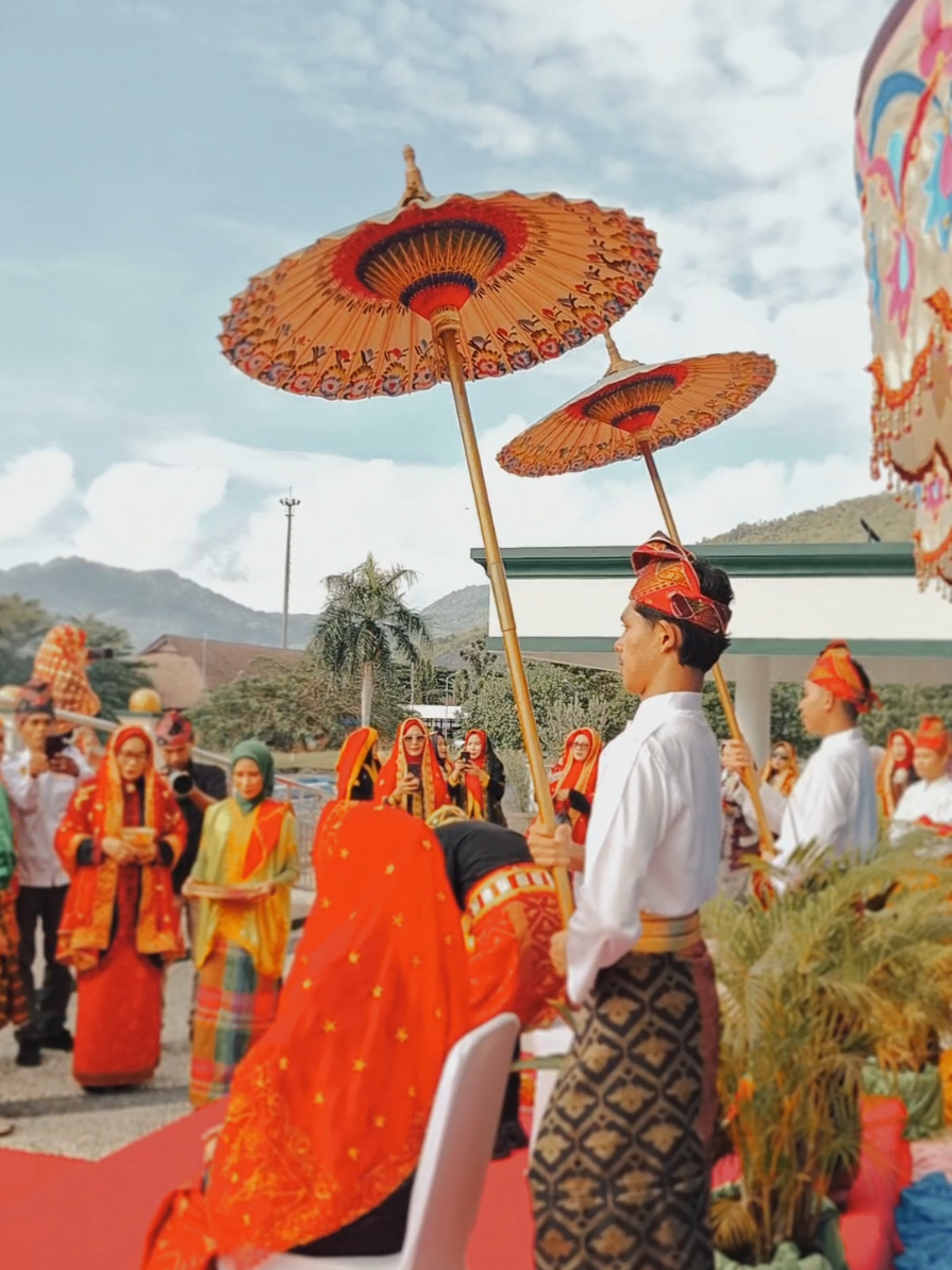 Hari ini, Saya bersama Forkopimda kabupaten sumbawa barat menghadiri kegiatan SAMPONGO (Penganugerahan gelar adat kepada Bupati dan Wakil Bupati Sumbawa Barat) oleh Sultan Muhammad Kaharuddin IV, Sultan Sumbawa ke-XVIII.  Kegiatan ini merupakan momentum yang sangat penting untuk mempererat hubungan antara pemerintah daerah dengan tokoh adat, tokoh agama dan tokoh masyarakat dalam melestarikan budaya di kabupaten sumbawa barat. Saya berharap kegiatan seperti ini dapat terus memperkokoh harmoni antara pemerintah dan masyarakat adat, serta menjadi inspirasi bagi kemajuan daerah kita. Selaku Kapolres, Saya mengucapkan selamat kepada Bupati dan Wakil Bupati Sumbawa Barat atas penganugerahan gelar adat ini. Semoga gelar adat yang diberikan dapat menjadi simbol kepemimpinan yang kuat dan bijaksana dalam memimpin Kabupaten Sumbawa Barat ke arah yang lebih baik.  #kapolressumbawabarat  #polressumbawabarathebat 