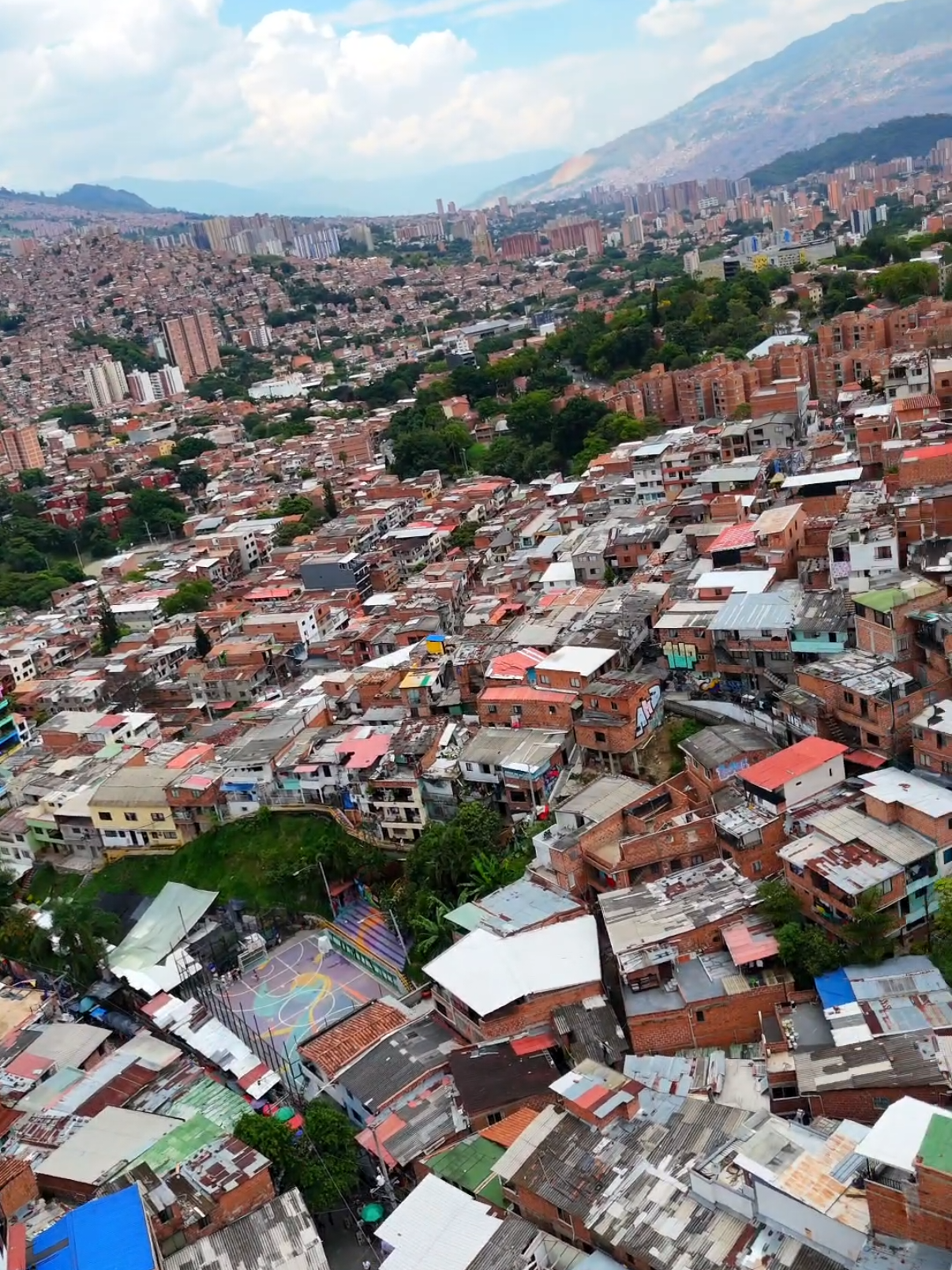 “La vista desde arriba te recuerda lo pequeños que son los problemas. 🌌 Mantén la perspectiva y sigue volando alto.”#medellincolombia #CulturaUrbana #Comuna13 #droneExperience #fpvdrone 