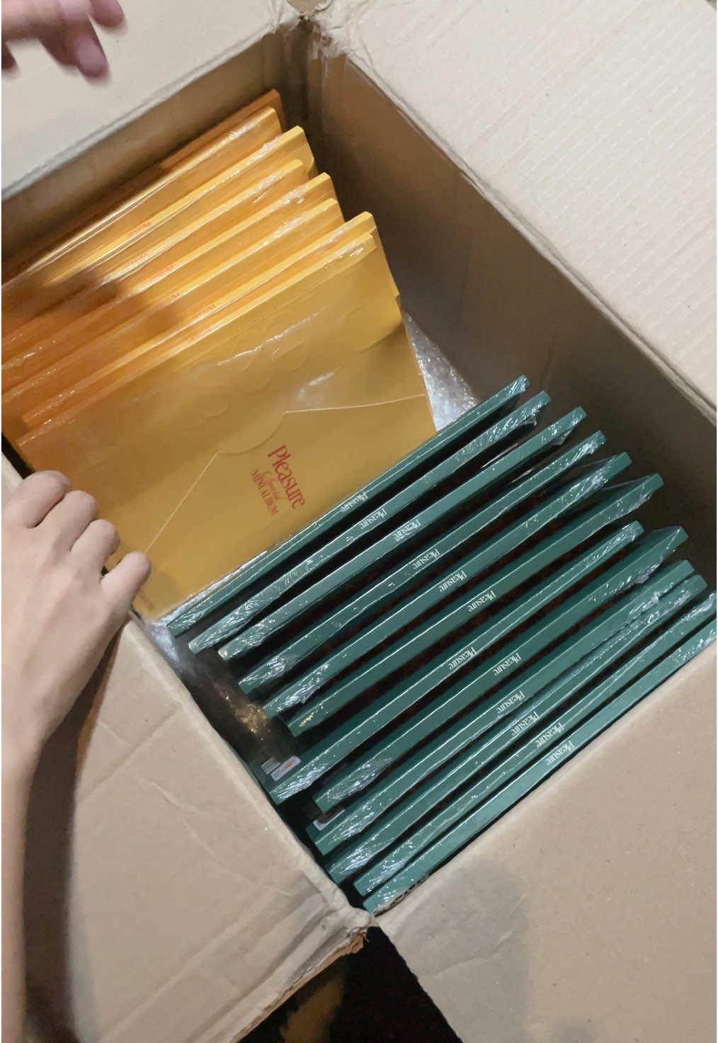 Album Treasure Pleasure photobook yellow green yg msh cari ada nih under 150k. Sealed, NO POB aj. Lgsg cek keranjang kuning ☺️🙏🏻 #treasure #treasure_yg #hyunsuk #jihoon #yoshi #junkyu #jaehyuk #asahi #doyoung #haruto #jeongwoo #junghwan #아사히 #treasurealbum #treasurepleasure #unboxingalbum #kpopalbum #yellow #treasuremaker #treasuremakerさんと繋がりたい
